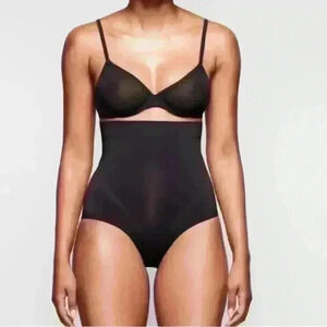SKIMS - NWT BONDED HIGH WASTED Brief Sz M Color Onyx